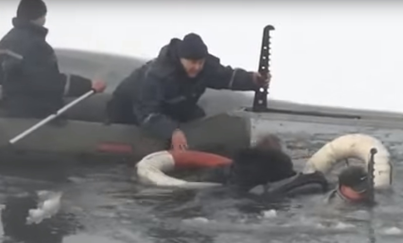 ЧП на льду: Под лёд чуть не ушли 3 человека - Видео