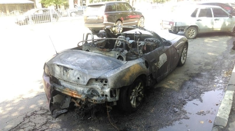 В Харькове горела BMW Z4