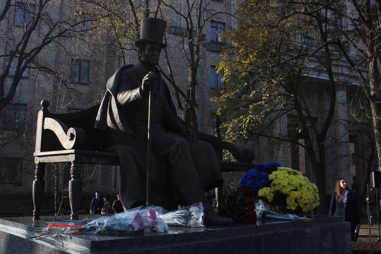 В Центре Харькова открыли памятник Петру Гулак-Артемовскому