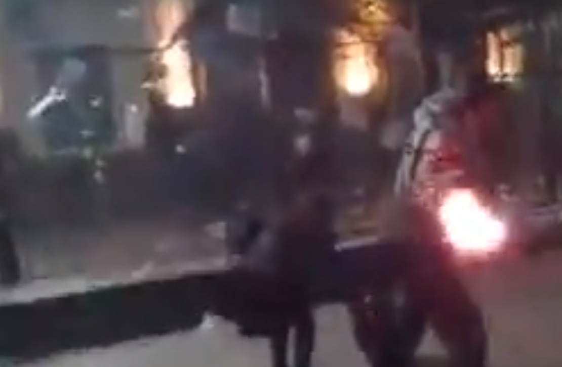 Ночью в Киеве забросали коктейлями молота посольство России
