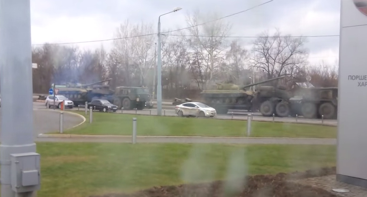 В центре Харькова провезли колонну танков