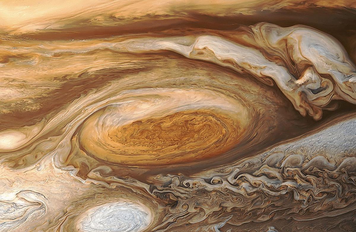 Гигантское пятно Юпитера стало красным. Почему?